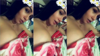 Ketlen Silva deitada na cama conversando com os fãs em live