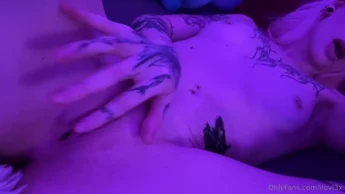 Lexi bucetuda tesuda com gosto na siririca carinhosa