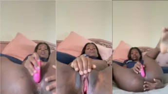 Maravilhosa jupirinha pelada se masturbando com a escova de cabelos