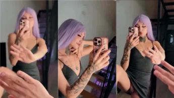 Ninfeta provocando toda linda na frente do espelho