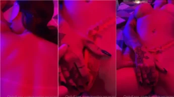 Onlyfans Sophia Carracini na cama se exibindo pro macho