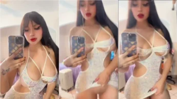 Penny Lovlov erguendo o vestido para exibir a xota