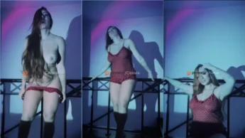 Safadinha Jessica Patez abaixando o shorts e mostrando a raba