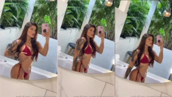 Soytorres só de calcinha e sutiã