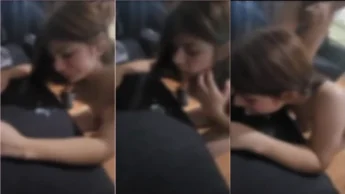 Vazou video da Aly Dollyxx lambendo a porra que um cara gozou no sofá