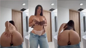 Video da Daniela Arcila abaixando a calça e passando a mão na buceta