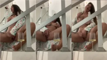 Xvideo da Dj Nanda se masturbando sentada na escada