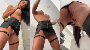 Xvideo da malejandraq mostrando a xoxota por baixo da mini saia