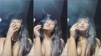Yummy Chan peladinha fumando um baseado