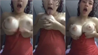 Gostosa peituda lambendo as tetas